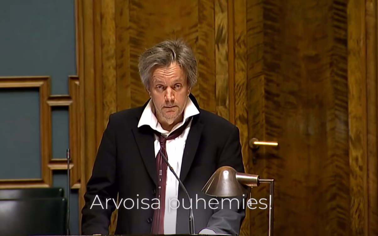 Teemu Keskisarja puhujapöntössä